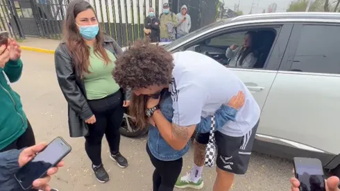 Maximiliano Falcón hizo emocionar a pequeña fanática de Colo Colo