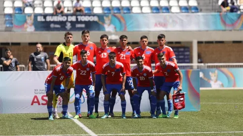 Chile salió con un notorio parche azul en el escudo de la Federación de Fútbol