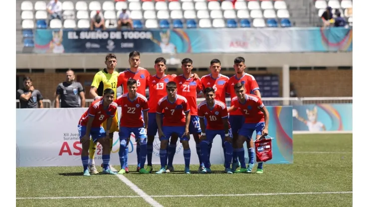 Chile salió con un notorio parche azul en el escudo de la Federación de Fútbol