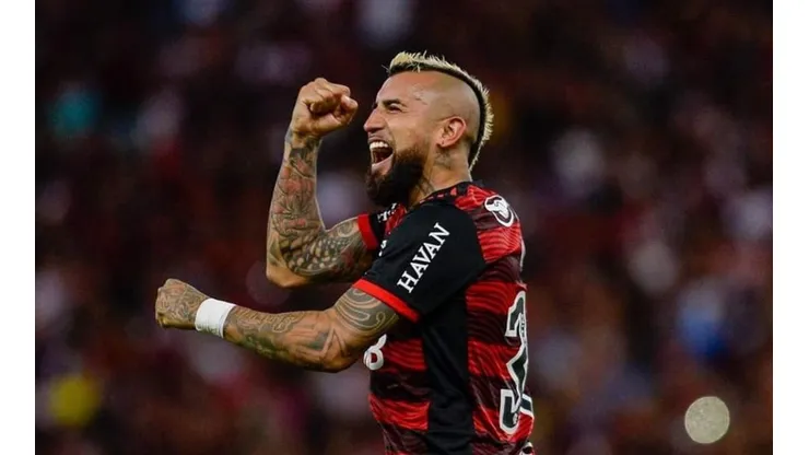 Arturo Vidal anotando por el Flamengo