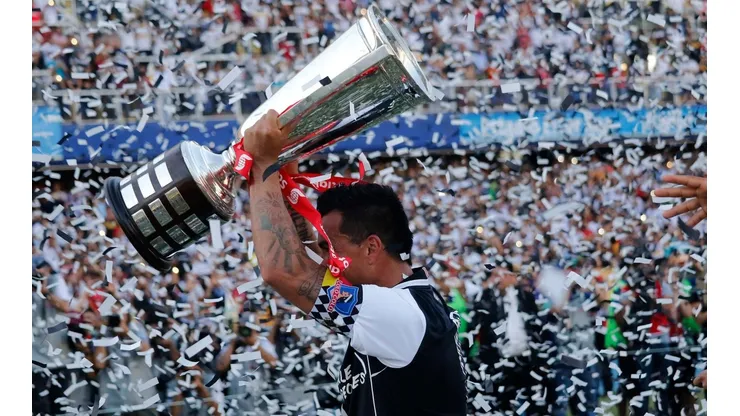 Esteban Paredes levantó la copa en el último título de Colo Colo