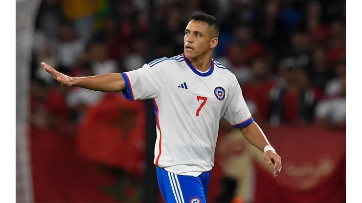 Alexis saca a relucir su currículum tras el penal fallado ante Qatar.