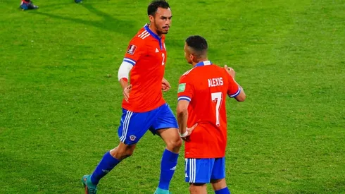 Suazo quiere agarrar camiseta en Chile