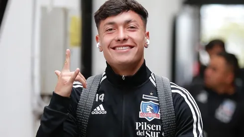 Zavala sube al columpio a Castillo con la lámina del álbum.