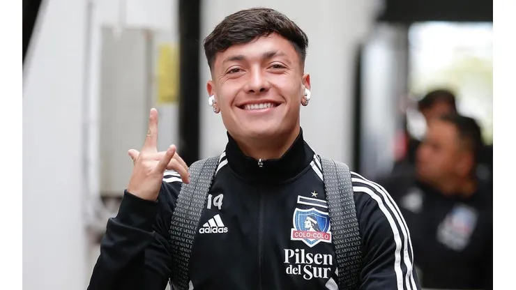 Zavala sube al columpio a Castillo con la lámina del álbum.