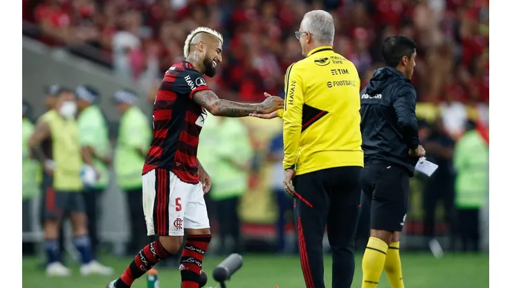 Valdivia se chorea con el DT de Flamengo por tener a Vidal en la banca.