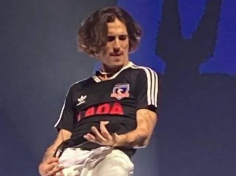 Vocalista de Maneskin la rompió en su debut en Chile con la camiseta de Colo Colo