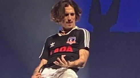 Vocalista de Maneskin la rompió en su debut en Chile con la camiseta de Colo Colo.