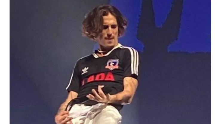 Vocalista de Maneskin la rompió en su debut en Chile con la camiseta de Colo Colo.