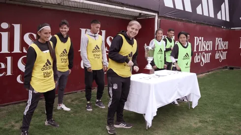 Jugadores se Colo Colo se enfrentan en una entretenida yincana alba.