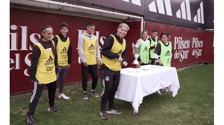 Jugadores se Colo Colo se enfrentan en una entretenida yincana alba.