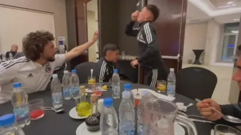 Jordhy Thompson sufre divertida broma de sus compañeros en Colo Colo