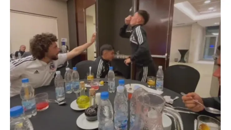 Jordhy Thompson sufre divertida broma de sus compañeros en Colo Colo