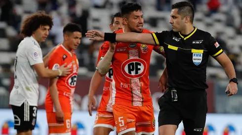 Cristian Garay dirigiendo a Colo Colo contra Cobresal