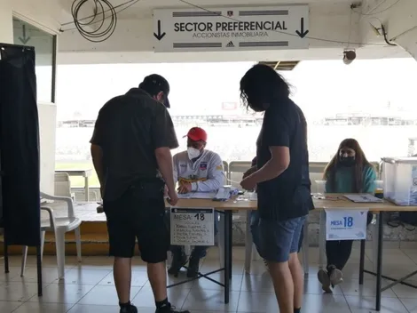 Hinchas de Colo Colo llegan al Monumental a ser vocales de mesa con su camiseta