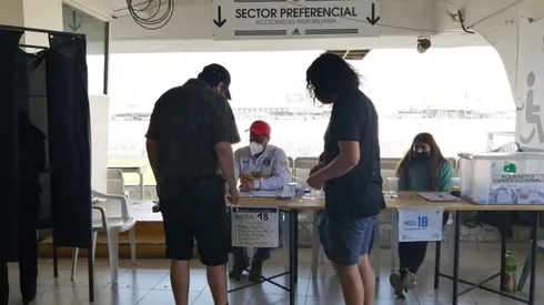 Vocales de mesa llegan al Estadio Monumental con su camiseta de Colo Colo