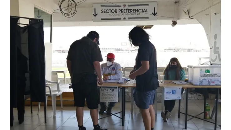 Vocales de mesa llegan al Estadio Monumental con su camiseta de Colo Colo