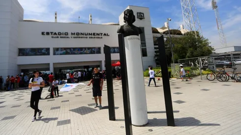 Hinchas llegan a votar con camiseta de Colo Colo y viralizan hashtag del CSD.