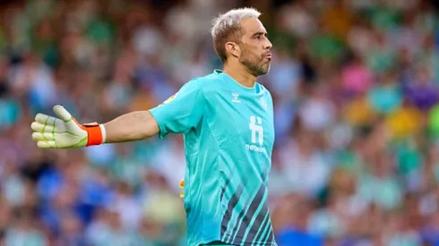 Claudio Bravo atajando por el Betis