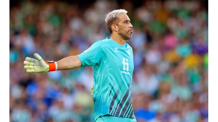 Claudio Bravo atajando por el Betis