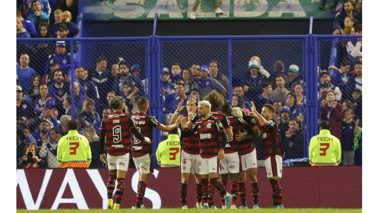 Arturo Vidal ingresó en la abultada victoria del Flamengo ante Vélez