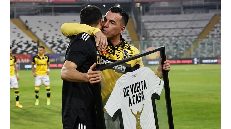 Esteban Paredes da luces de su partido de despedida en el Estadio Monumental.