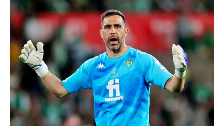 ¡Por fin! Claudio Bravo es citado en el Real Betis