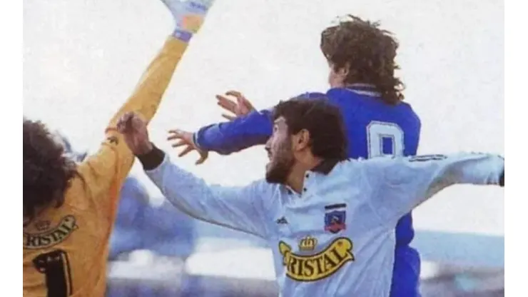Pedro Reyes y José Daniel Morón intentando evitar un cabezazo de Iván Zamorano