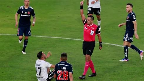 Julio Bascuñán expulsando a Gabriel Suazo en el Superclásico jugado en el 2021 en el Estadio Monumental
