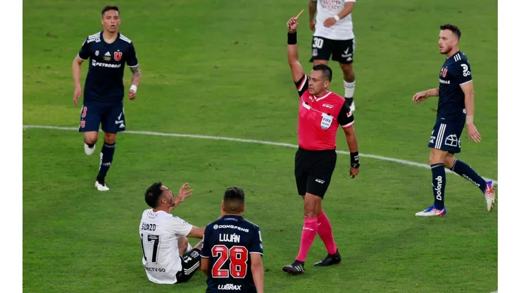 Julio Bascuñán expulsando a Gabriel Suazo en el Superclásico jugado en el 2021 en el Estadio Monumental