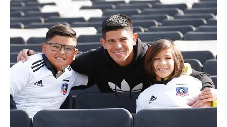 Esteban Pavez cumple el sueño del niño que le arrebataron camiseta de las manos.