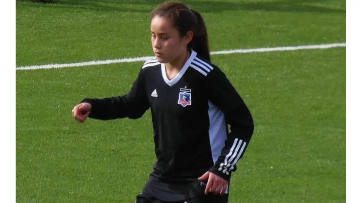 Catalina Muñoz con la camiseta de Colo Colo