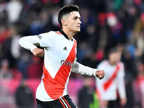 Solari es un modelo de primer nivel posando con la nueva camiseta de River