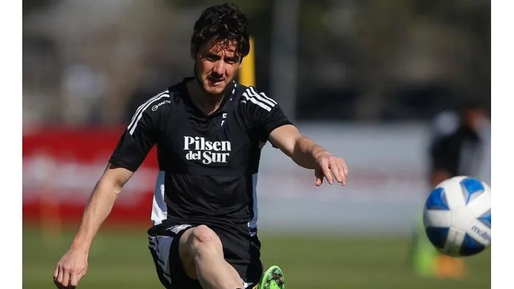 Exayudante de Marcelo Bielsa llena de flores a Marco Rojas.