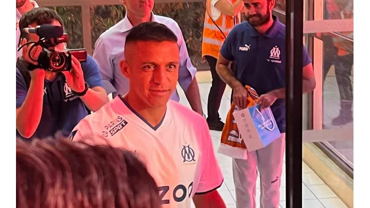 Alexis con su nueva camiseta