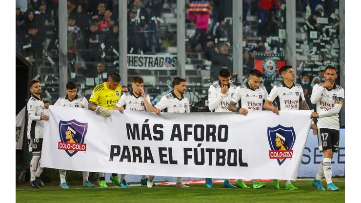 Colo Colo salió con un lienzo para pedir más público en los próximos partidos