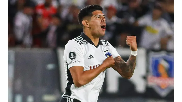 Pavez pudo dar con el niño y le regalará en el Monumental su camiseta.