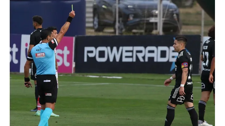 Roberto Tobar dirigiendo a Colo Colo