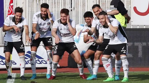 El notable festejo del Cacique sobre la U en el gol de Leo Gil.