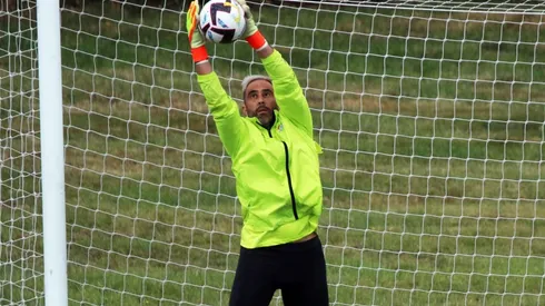 Claudio Bravo se lució en el último entrenamiento del Real Betis con soberbias atajadas.