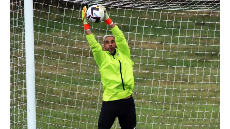 Claudio Bravo se lució en el último entrenamiento del Real Betis con soberbias atajadas.
