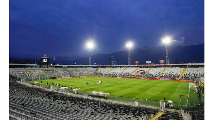 Colo Colo prepara una millonaria inversión para mejorar la cancha del Estadio Monumental.