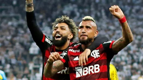 Arturo Vidal junto a Gabigol festejando el triunfo de Flamengo.