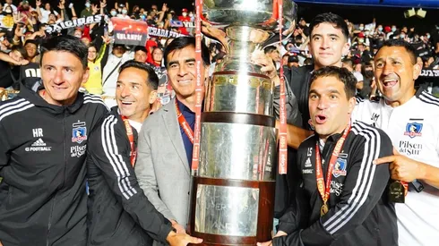 Quinteros con su cuerpo técnico festejando la Supercopa 2022.