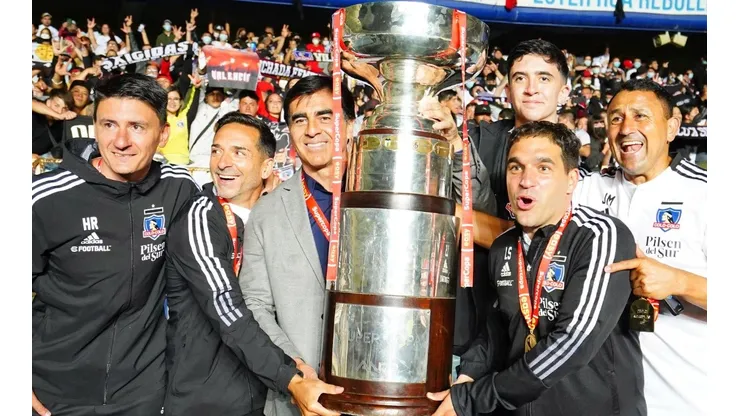 Quinteros con su cuerpo técnico festejando la Supercopa 2022.