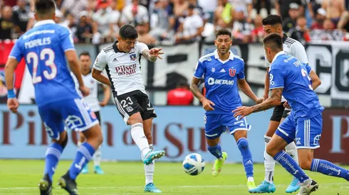 Colo Colo y Universidad de Chile jugando el Superclásico el primer semestre