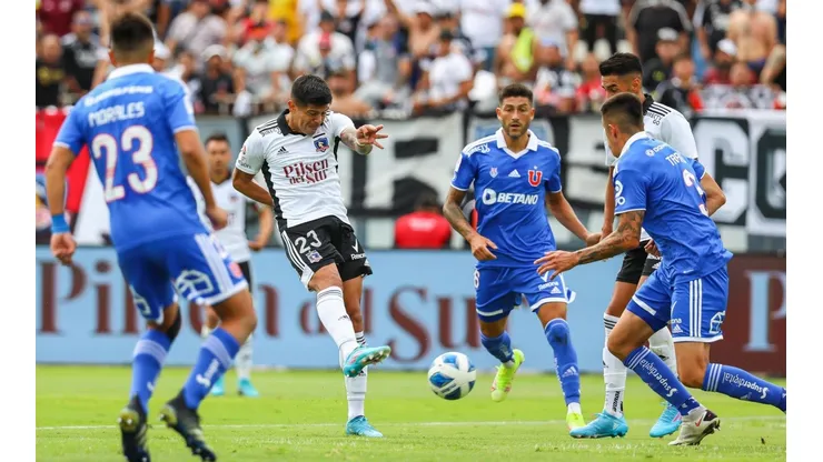 Pavez remata para anotar uno de los goles en el triunfo por 4-1 del primer semestre