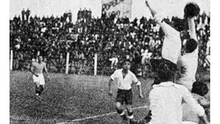 Colo Colo y la U jugando el primer Superclásico