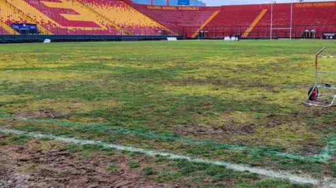 Estado de la cancha del Santa Laura pone en riesgo el Superclásico en Santiago