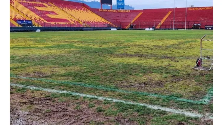 Estado de la cancha del Santa Laura pone en riesgo el Superclásico en Santiago